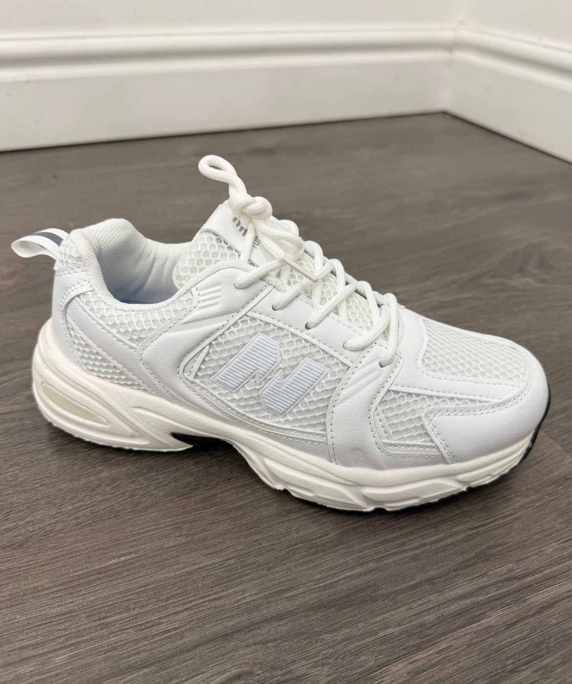 All white Trainer